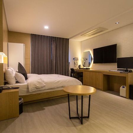 The City Hotel Jeonju Exteriör bild