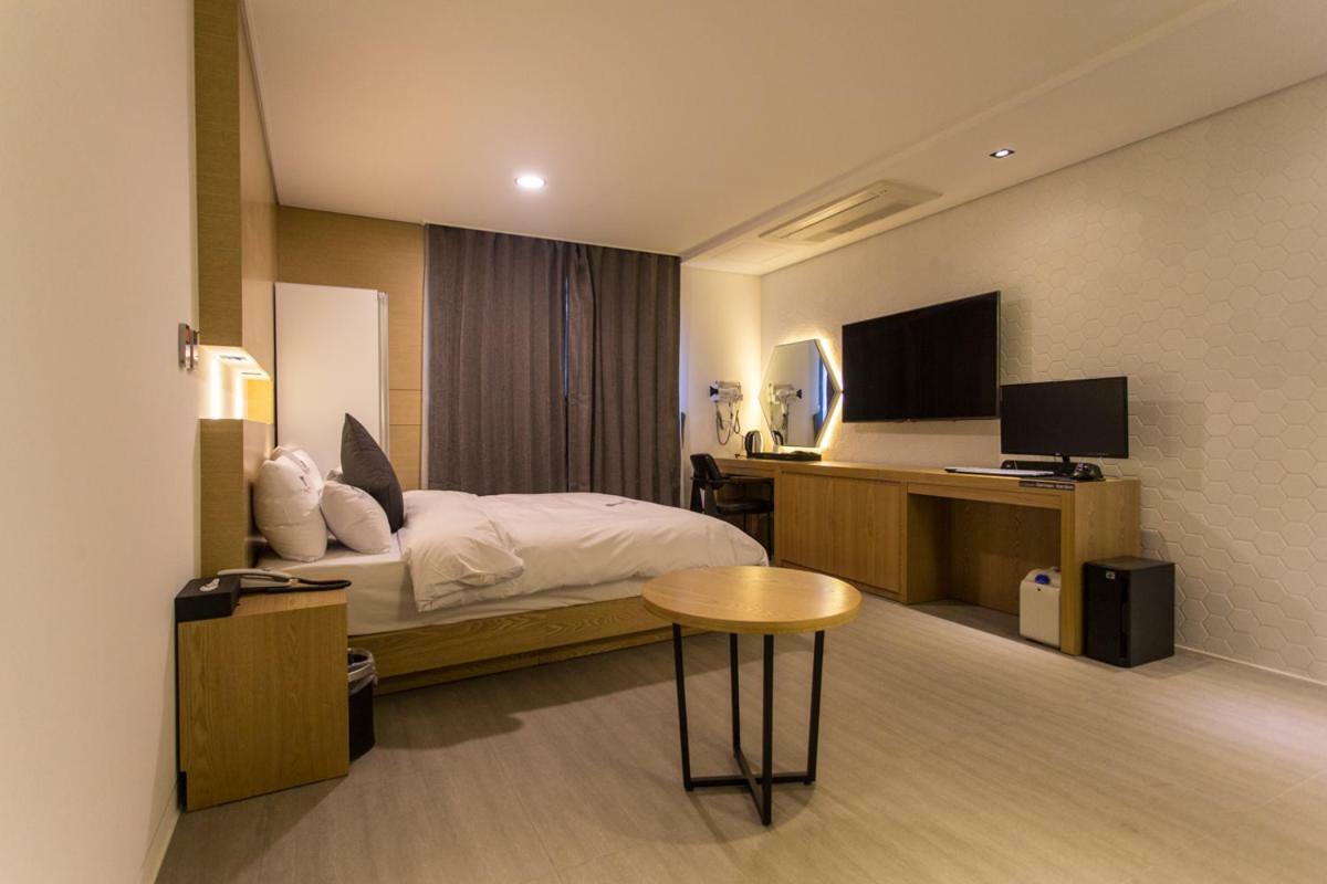 The City Hotel Jeonju Exteriör bild