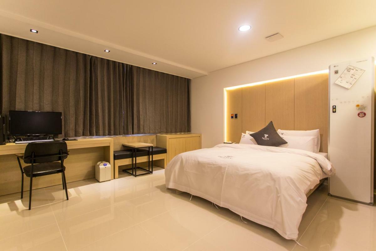 The City Hotel Jeonju Exteriör bild