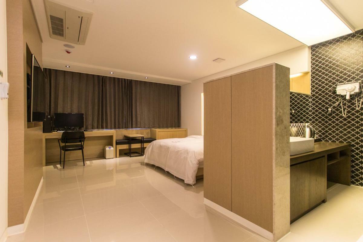 The City Hotel Jeonju Exteriör bild