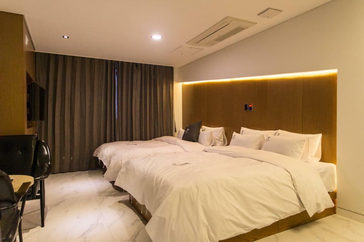 The City Hotel Jeonju Exteriör bild