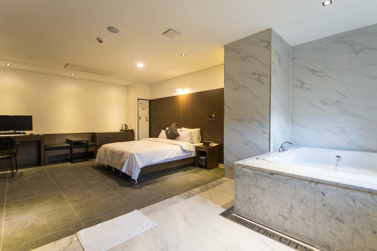The City Hotel Jeonju Exteriör bild