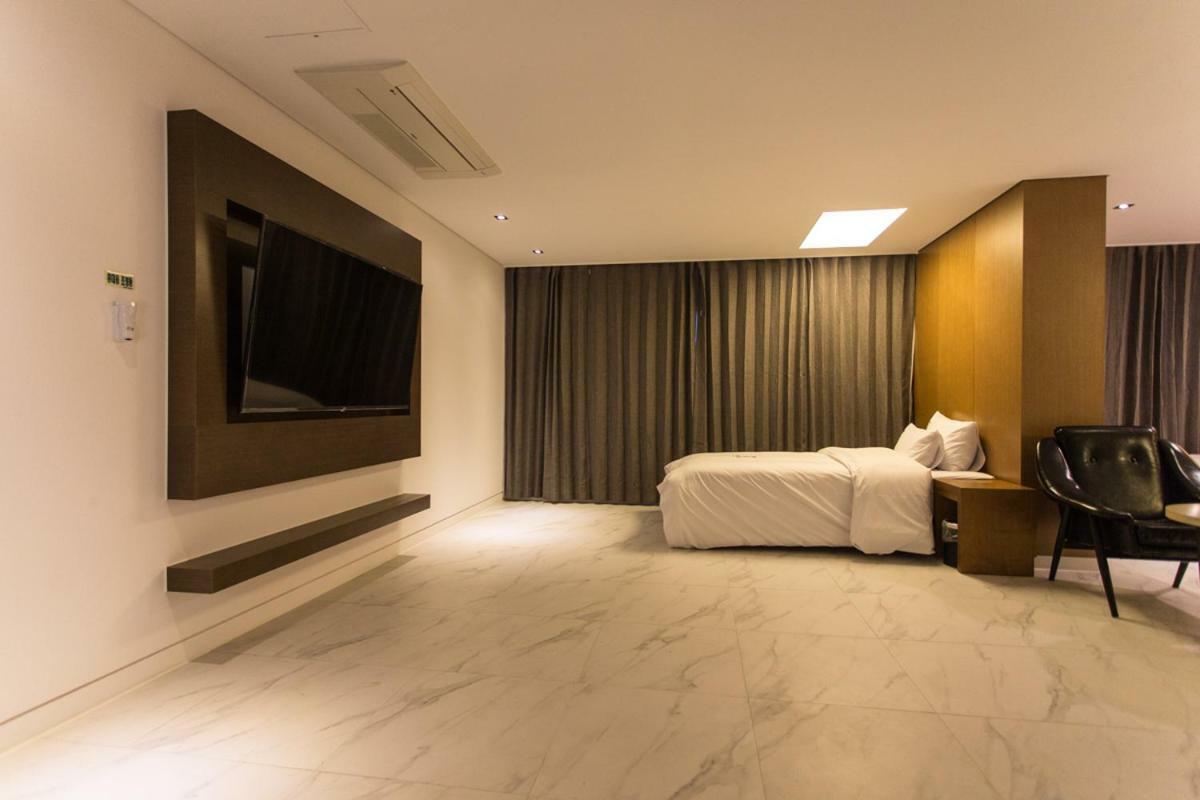 The City Hotel Jeonju Exteriör bild
