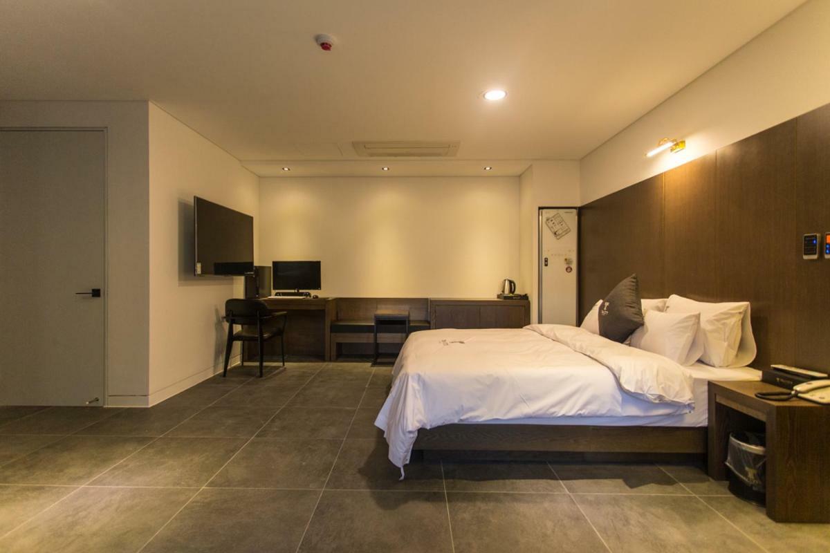 The City Hotel Jeonju Exteriör bild