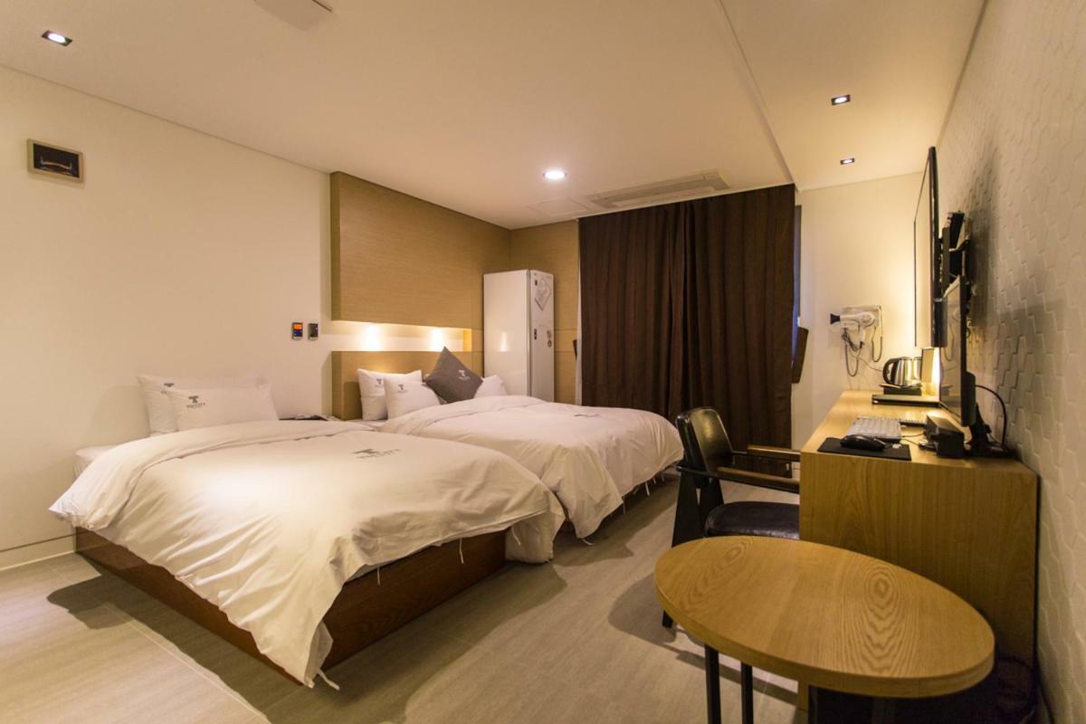 The City Hotel Jeonju Exteriör bild