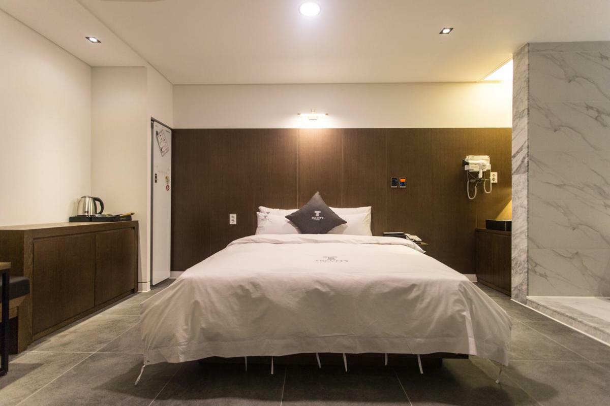 The City Hotel Jeonju Exteriör bild